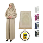 Persoon in beige gebedskleding met hijab, set gebedskleding en tasbihteller